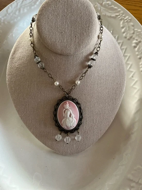 Marie Antoinette Pink Cameo Necklace Vintage Matte Czech Glass & Brass Chain - Picture 9 of 16